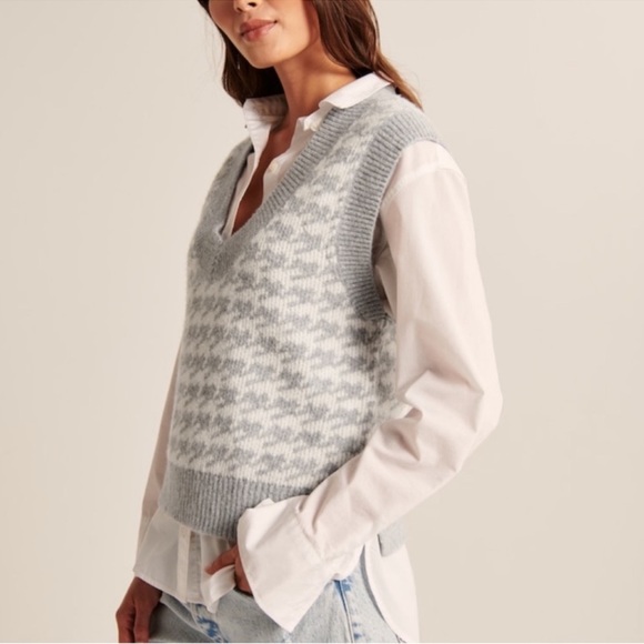 Abercrombie & Fitch Gray and Cream Houndstooth V-Neck Sweater Vest Size S - Picture 3 of 9